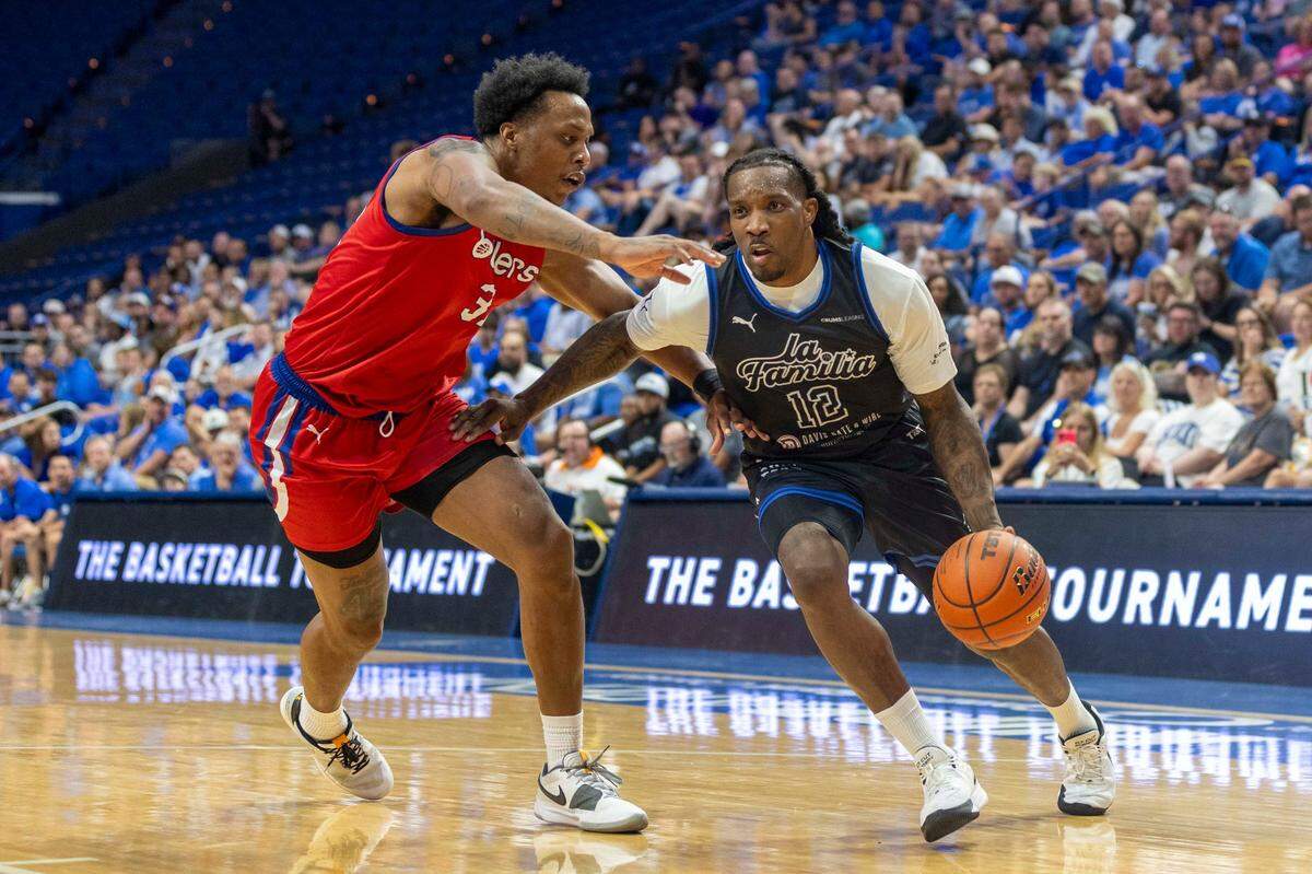 Former Kentucky guard Eric Bledsoe was one of the La Familia starters in the team’s first game in Rupp Arena on Friday night.