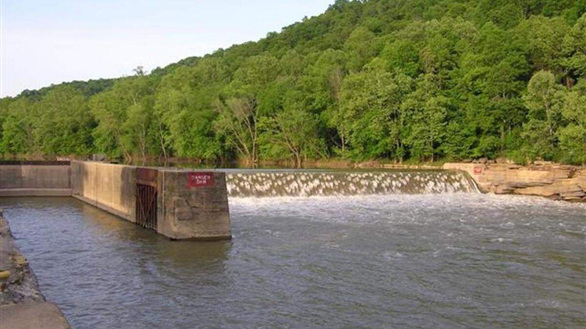 Berea College will finance construction of a hydroelectric power station in the abandoned chamber of Lock 14, at left, on the Kentucky River in Lee County.