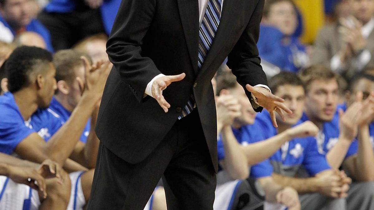 John Calipari called a play Saturday during the Cats' game against Louisville. Kentucky beat Louisville, 73-66.