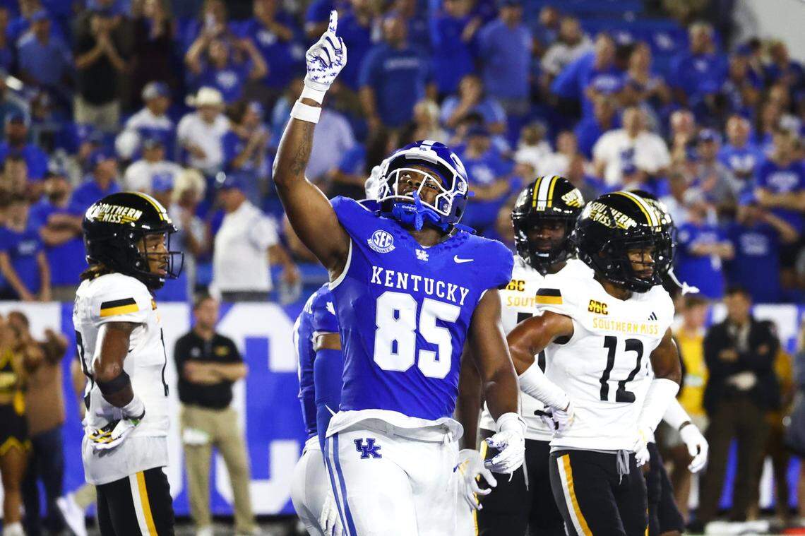 Kentucky tight end Jordan Dingle (85) celebrated after catching a 5-yard touchdown pass from Brock Vandagriff in UK’s weather-shortened 31-0 win over Southern Mississippi in the 2024 season opener for both teams.