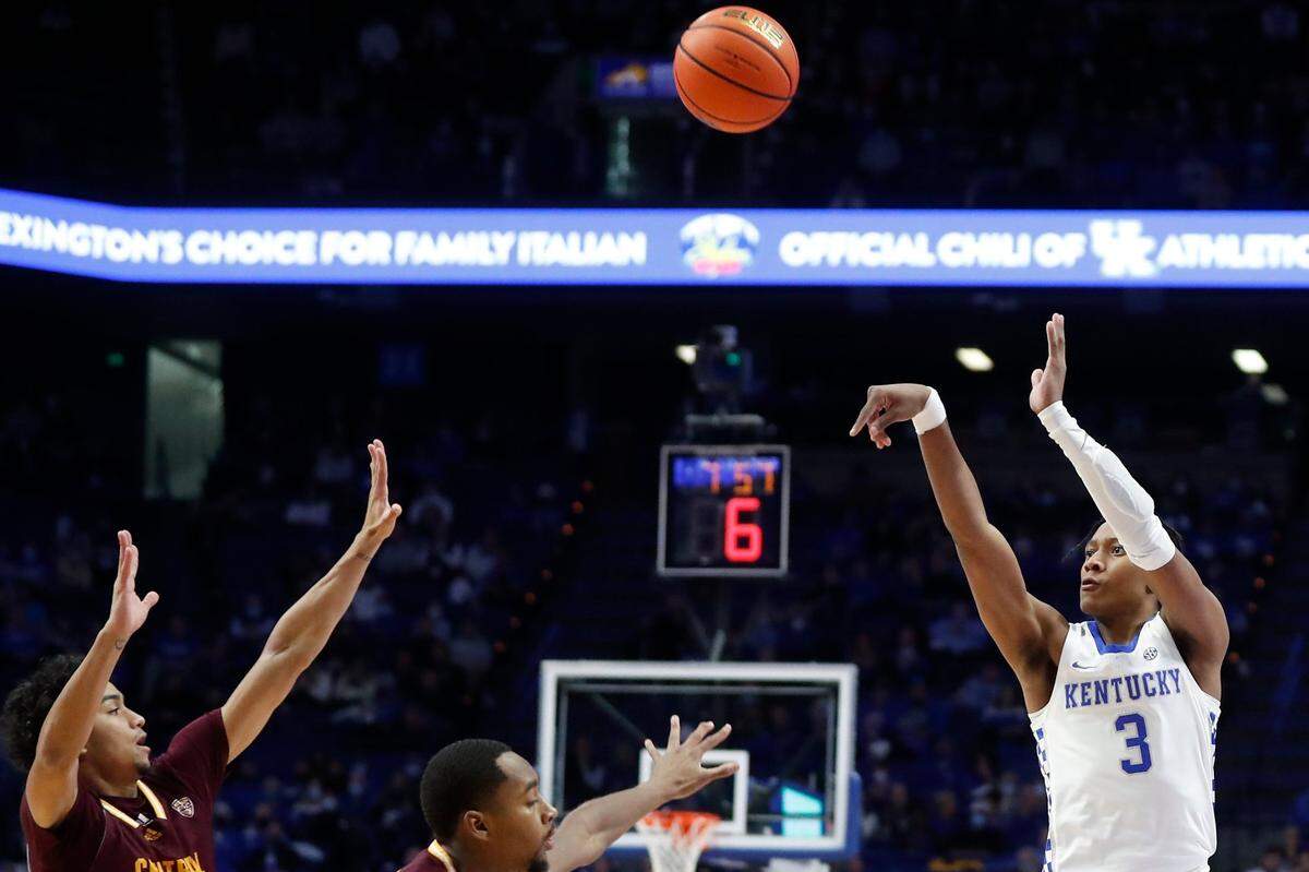 TyTy Washington (3) was 3-for-5 from three-point range and finished with 15 points in Kentucky’s win against Central Michigan.