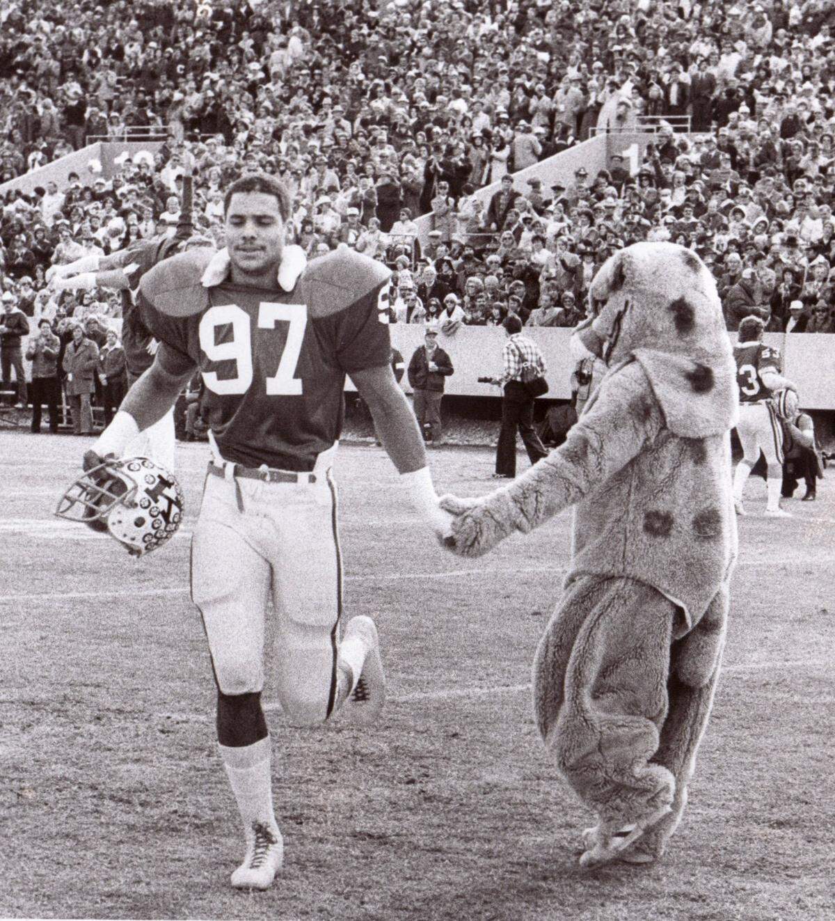 The Wildcat mascot greeted UK’s Art Still as the 6-foot-7 defensive end took the field against Tennessee before his final college game.  Kentucky won the 1977 regular-season finale over UT 21-17 to finish with a 10-1 record.