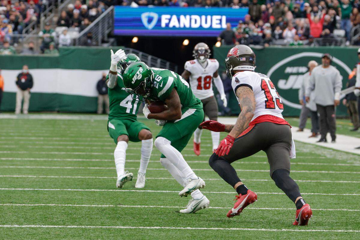 The Jets’ Brandin Echols, center, intercepted a Tom Brady pass intended for Mike Evans, right, during the first half against the Buccaneers on Jan. 2.