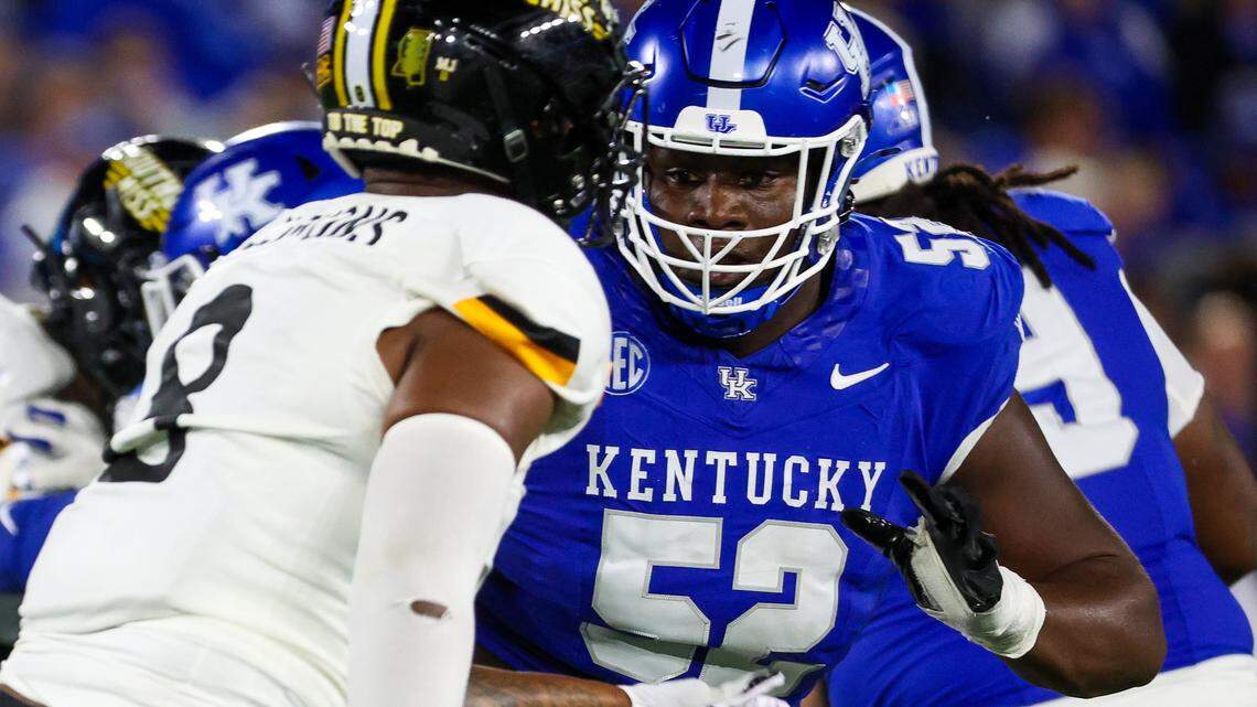 Kentucky right offensive guard Jalen Farmer (52) was named co-SEC Offensive Lineman of the Week for his play last week at Auburn.