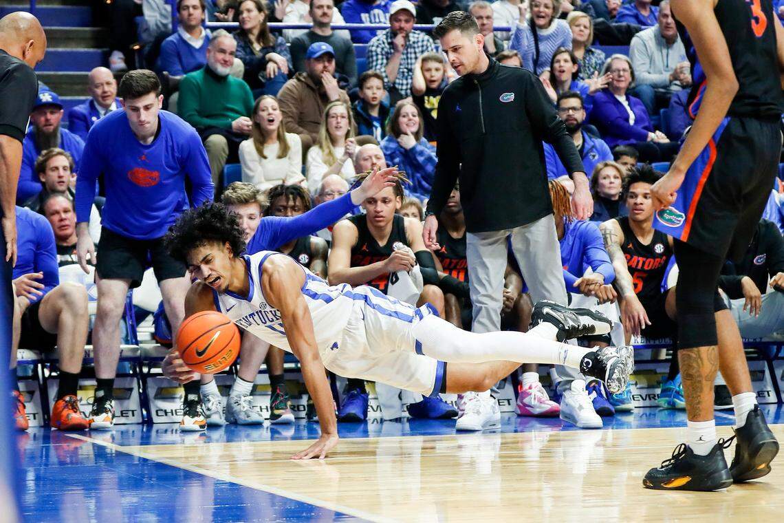 Kentucky’s Jacob Toppin tried to track down the ball in UK’s 72-67 win over Florida at Rupp Arena on Feb. 4. Toppin had 17 points and 10 rebounds in the UK victory.