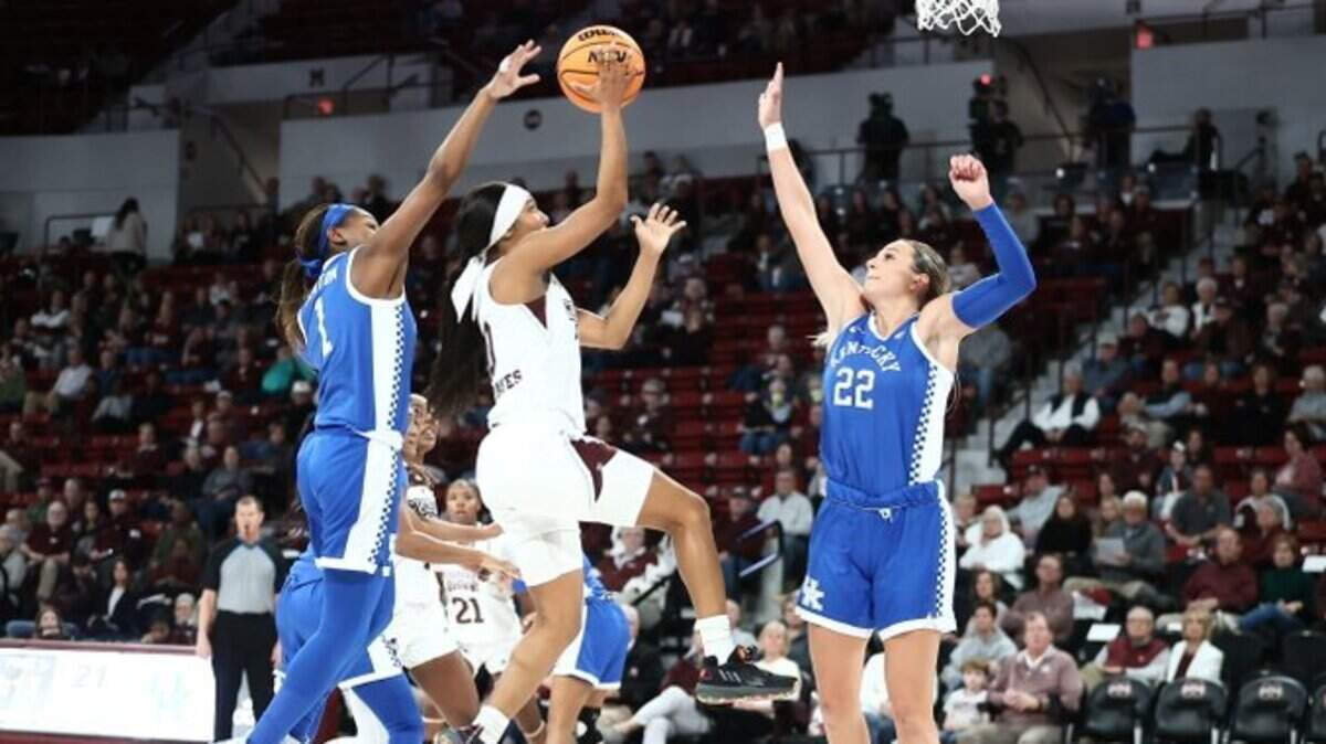 Mississippi State’s Anastasia Hayes drives to the basket between Kentucky’s Robyn Benton, left, and Maddie Scherr on Sunday.