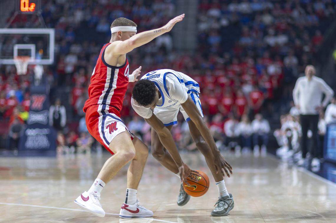 Kentucky’s Jaxson Robinson (2) loses control of the ball while guarded by Mississippi’s Sean Pedulla (3) during Tuesday’s game in Oxford, Miss.