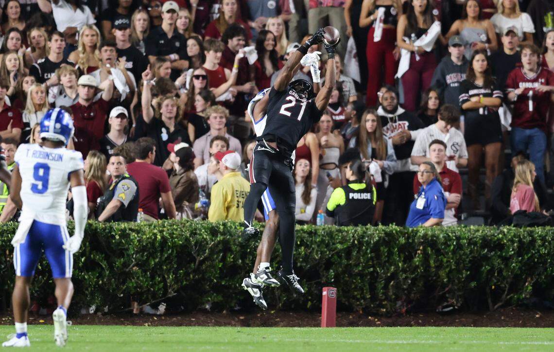 South Carolina safety Nick Emmanwori (21) intercepted a Devin Leary pass last season in the Gamecocks’ 17-14 win over Kentucky at Williams-Brice Stadium.