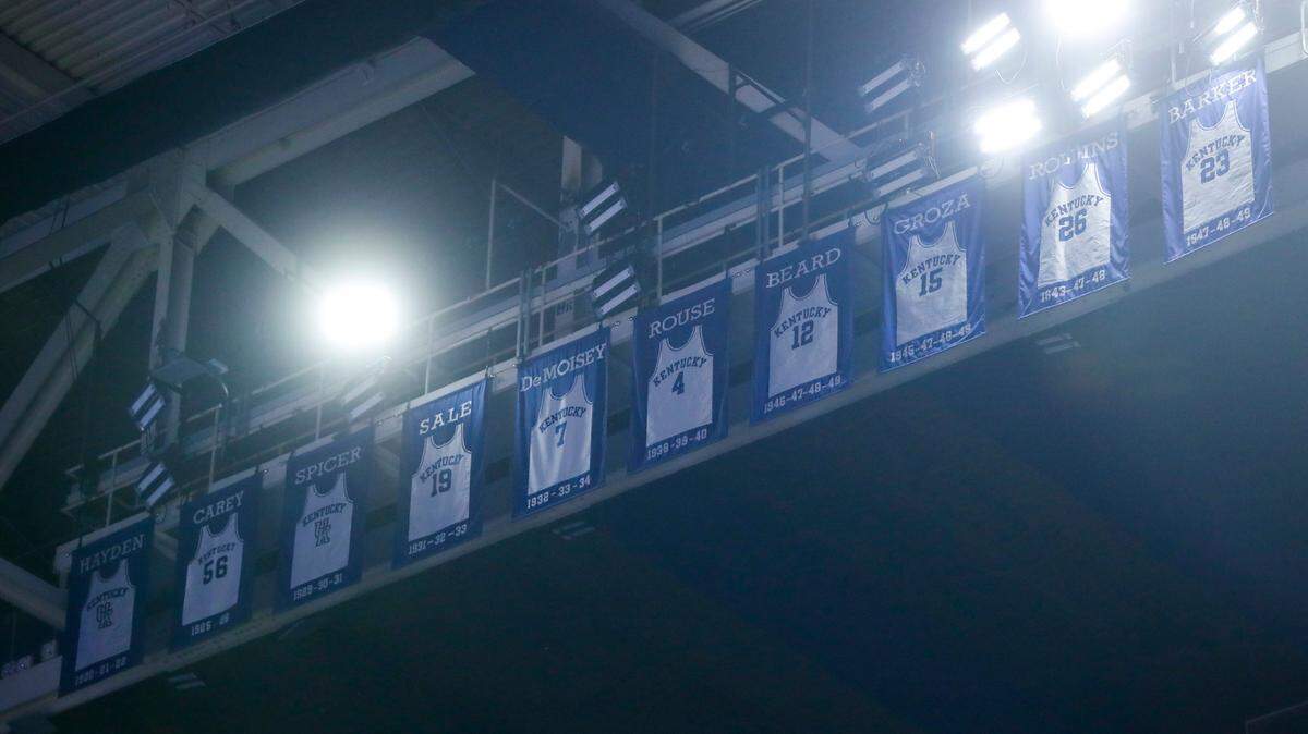 Who are the Kentucky basketball greats with jerseys hanging in the Rupp Arena rafters?
