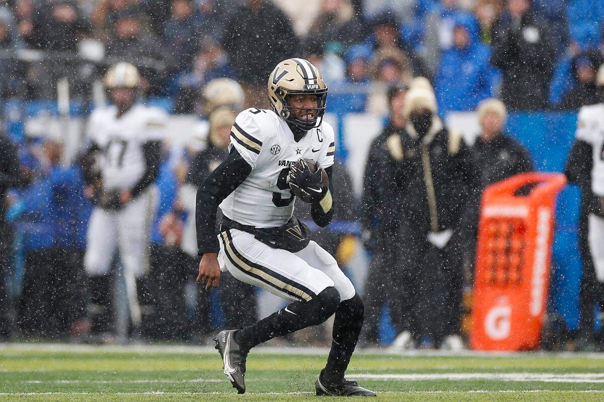 Quarterback Mike Wright (5), whose dual-threat capability confounded Kentucky in Vanderbilt’s 24-21 upset of the Wildcats last season, is now on the Mississippi State roster.