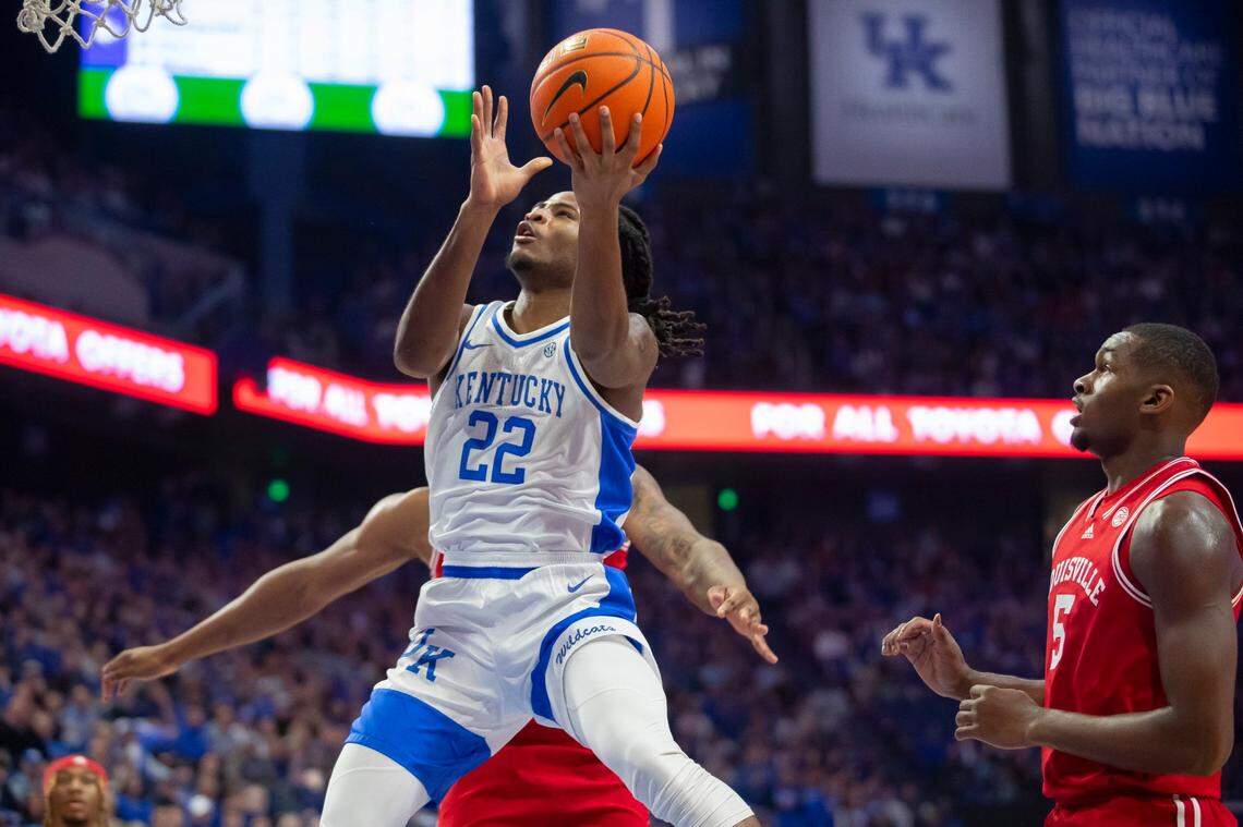 Kentucky’s Cason Wallace (22) puts up a shot against Louisville on Saturday. The freshman finished with 17 points, five rebounds, two assists and two steals.