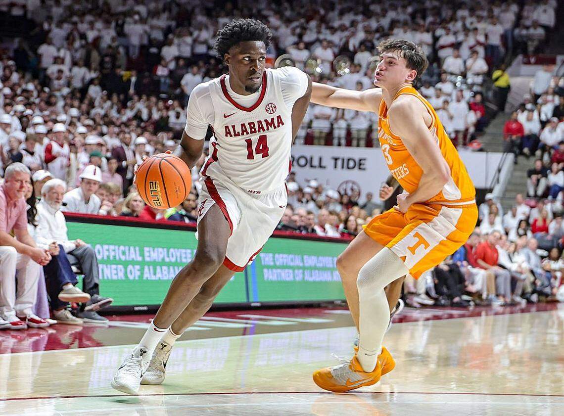 In the first game of his return to men’s college basketball, former NBA G League center Charles Bediako (14) had 13 points, three rebounds, two blocks and two steals for Alabama, but the Crimson Tide nevertheless lost 70-73 to Tennessee last Saturday at home.
