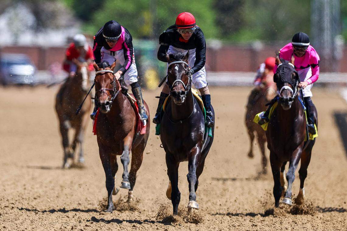 Smile Happy, with Brian J. Hernandez Jr. up, won the Alysheba Stakes by 2 lengths over Art Collector at Churchill Downs on Friday.