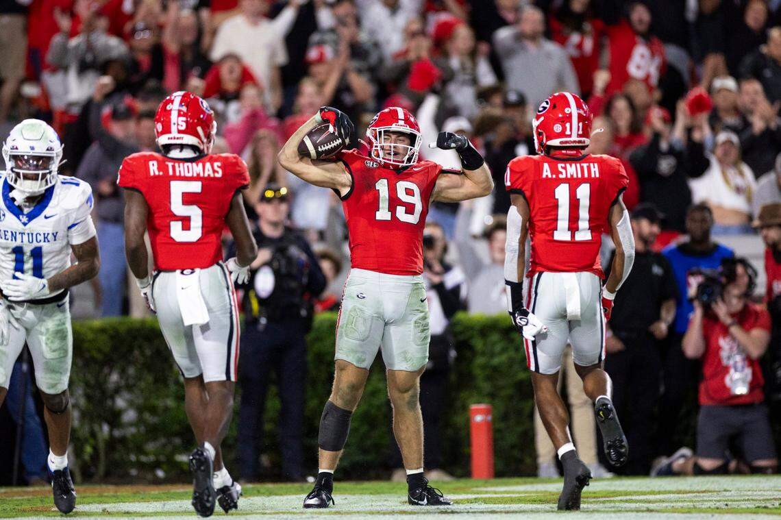 Georgia tight end Brock Bowers (19) celebrates a touchdown against Kentucky during Saturday’s game.