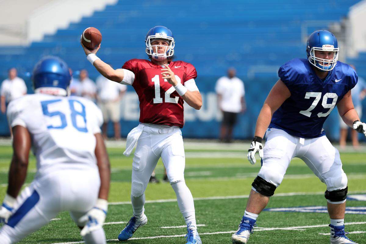 Gunnar Hoak threw a pass during a 2018 Kentucky Wildcats football practice.