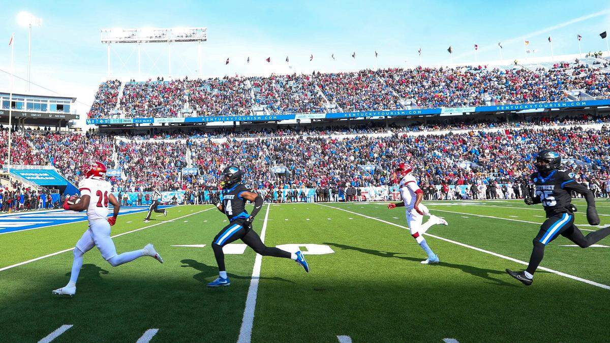 Louisville running back Duke Watson (26) runs for a first-half touchdown against Kentucky during Saturday’s game at Kroger Field.