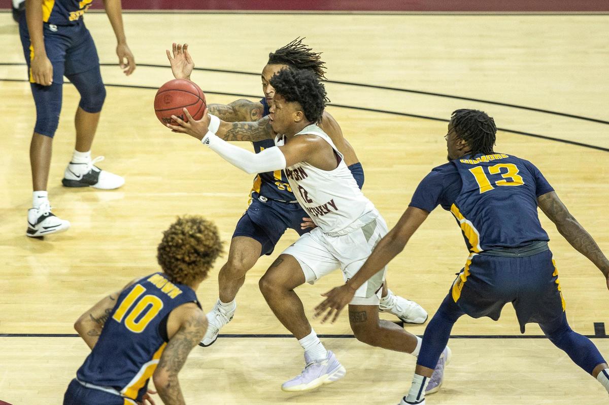 Eastern Kentucky guard Wendell Green, center, worked his way to the basket during the first half of the Colonels’ game against Murray State on Saturday.