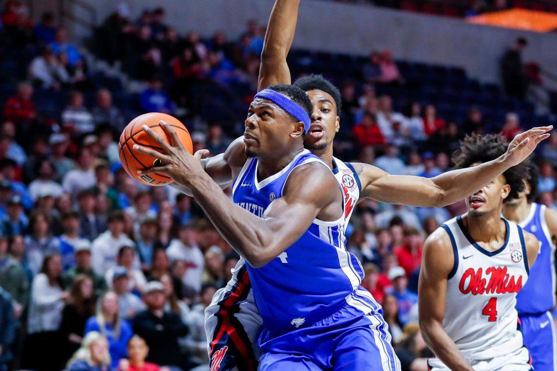 Kentucky’s Oscar Tshiebwe drives to the basket against Mississippi during Tuesday’s game in Oxford, Miss.