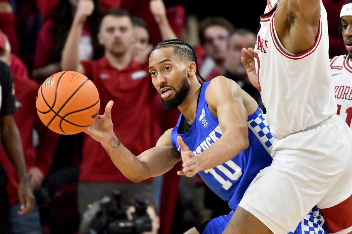 Kentucky guard Davion Mintz (10) against Arkansas during the second half of an NCAA college basketball game Saturday, Feb. 26, 2022, in Fayetteville, Ark. (AP Photo/Michael Woods)