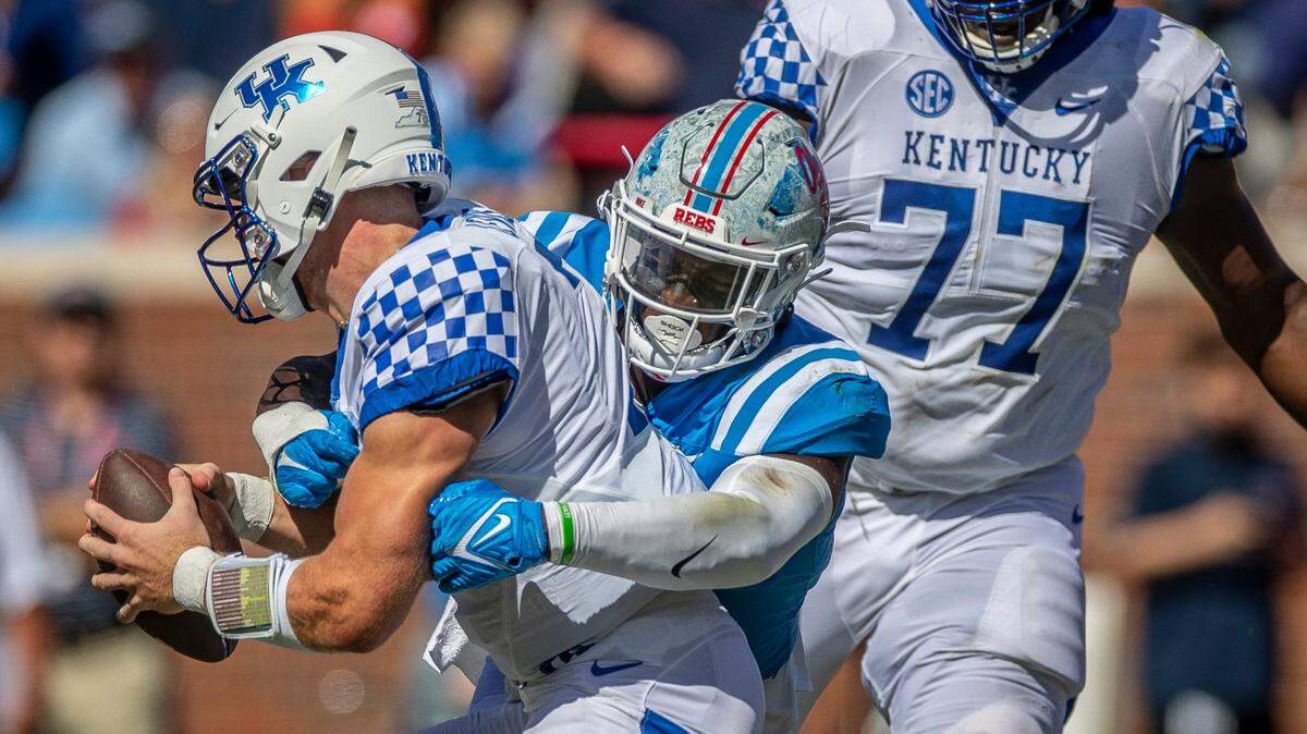 Late fumbles, special teams miscues doom No. 7 Kentucky football in loss at No. 14 Ole Miss