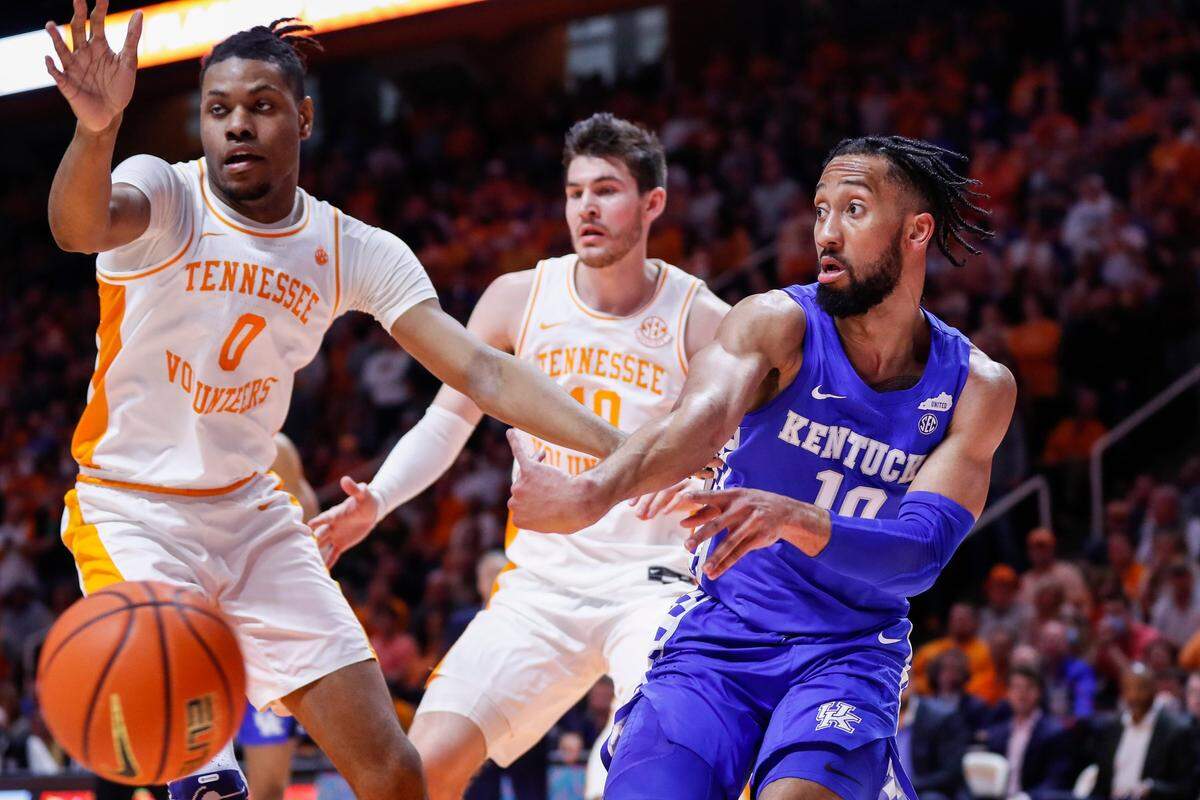 Kentucky’s Davion Mintz (10) passes the ball under pressure from Tennessee’s Jonas Aidoo (0) during Tuesday night’s loss in Knoxville.