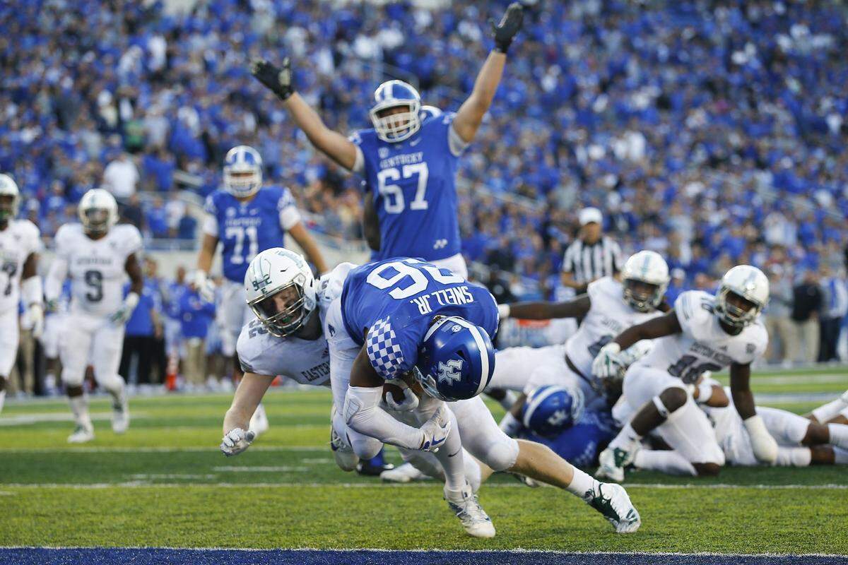 Landon Young (67) celebrated a Benny Snell touchdown during Kentucky’s win over Eastern Michigan in 2017. Young, a redshirt junior from Lafayette High School, said he learned a lot from his year on the sideline.