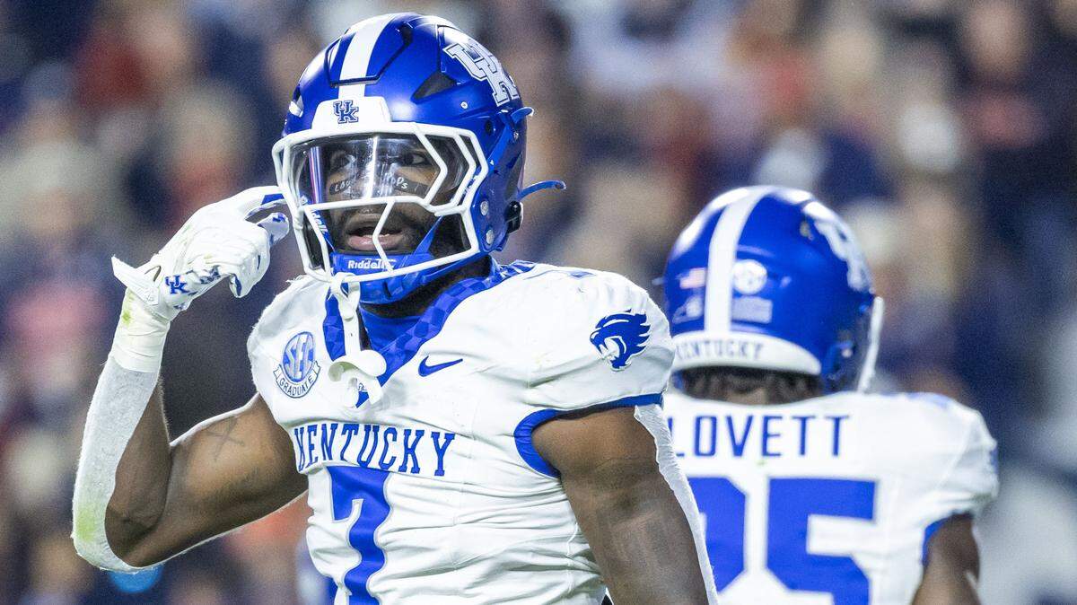 Kentucky Wildcats linebacker Daveren Rayner (7) led the Wildcats with eight tackles in UK’s 10-3 win at Auburn last week.