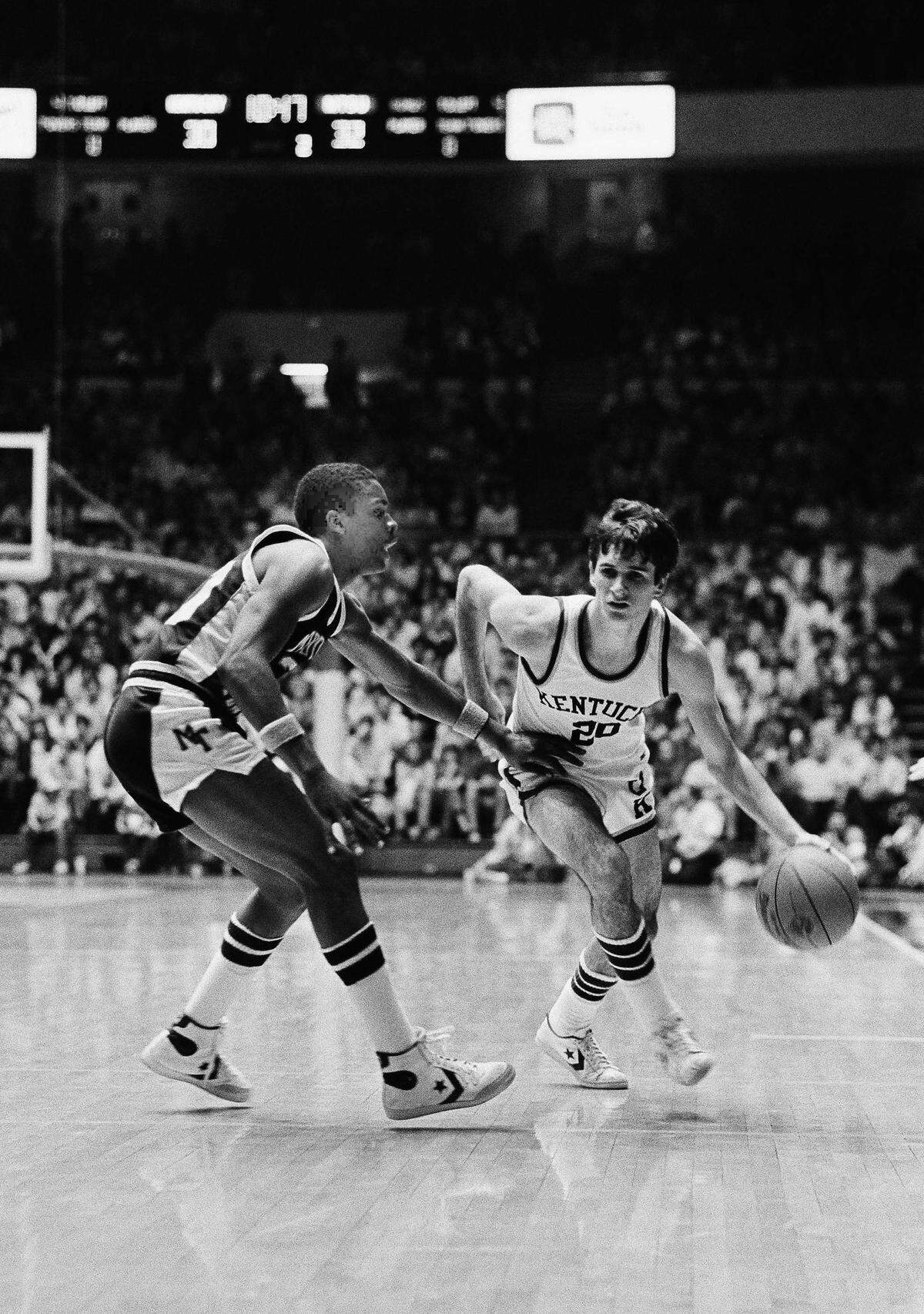 Kentucky’s Jim Master drove around middle Tennessee State’s Rick Campbell during an NCAA Tournament game on March 13, 1982, in Nashville. UK lost that game, 50-44.