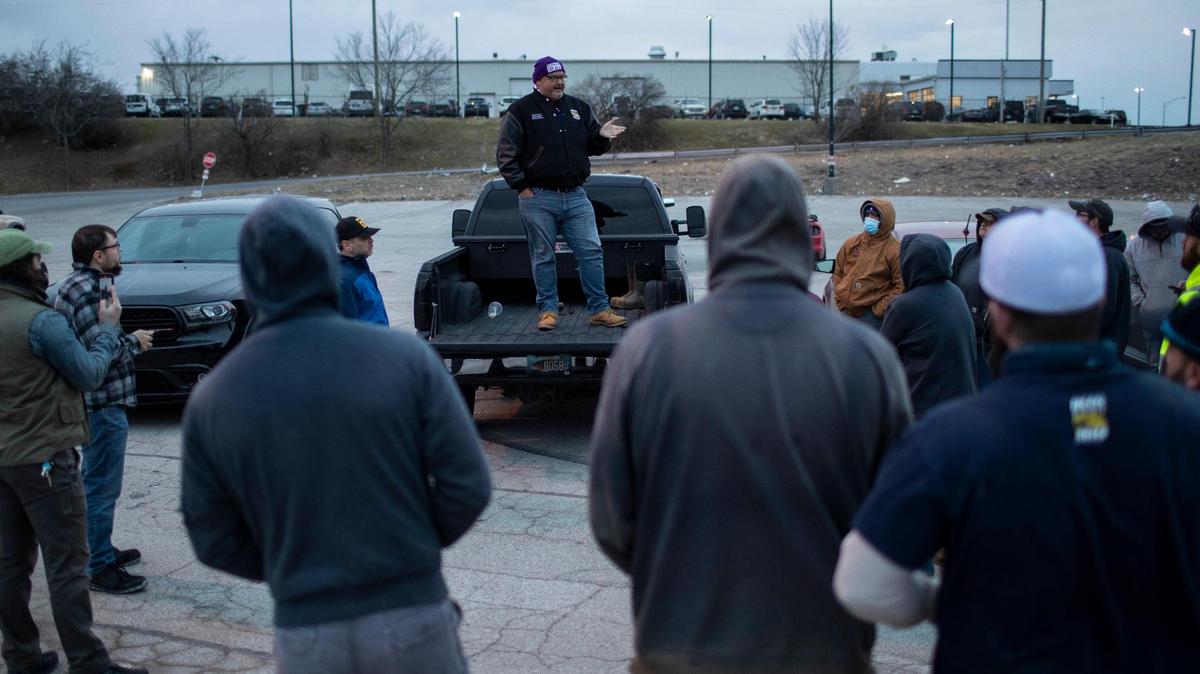 Bo Johnson, the Kentucky state director of the National Conference of Firemen and Oilers union, talks to members gathered for a rally in a parking lot off Richmond Road Friday, Feb. 11, 2022.