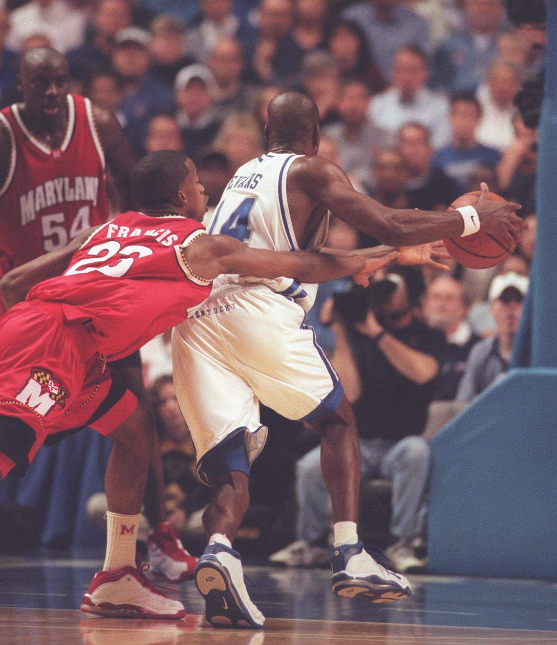 Kentucky’s Heshimu Evans drove past Maryland’s Steve Francis during No. 5 UK’s 103-91 victory over No. 2 Maryland in Rupp Arena in 1998-99.
