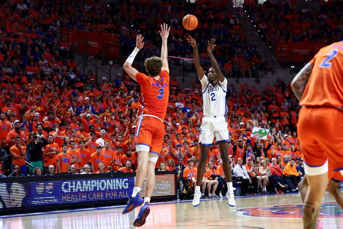 Kentucky forward Aaron Bradshaw (2) makes a 3-pointer against Florida center Micah Handlogten (3) during Saturday’s game.