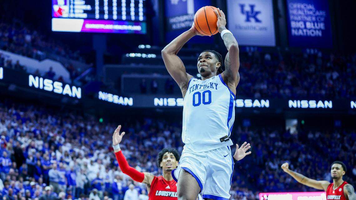Kentucky’s Otega Oweh threw down a dunk against Louisville during their Dec. 14 game in Rupp Arena last season. Oweh, who is weighing whether to stay in the NBA draft or return to Kentucky for one more season, scored 17 points against the Cards in the Wildcats’ 93-85 win.