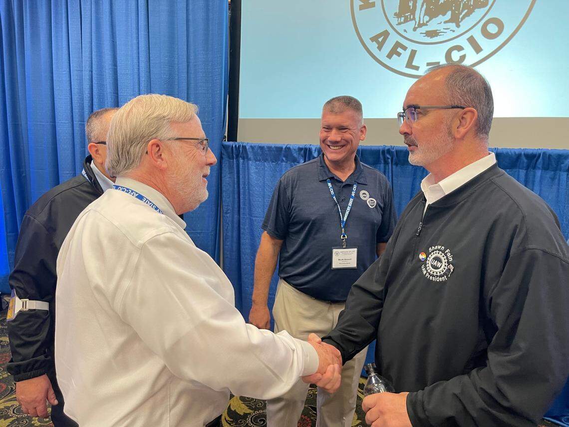 Bill Londrigan, president of the Kentucky AFL-CIO, shakes hands with UAW President Shawn Fain at the annual AFL-CIO conference on Monday evening. (Photo by Berry Craig)
