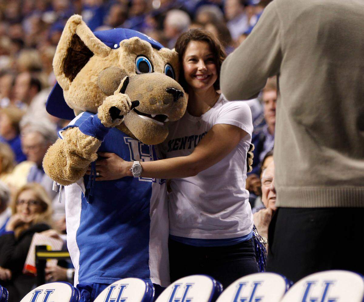 Kentucky fan Ashley Judd posed for a photo with mascot Scratch during Saturday's game. She later talked with UK forward Terrence Jones about acting.  