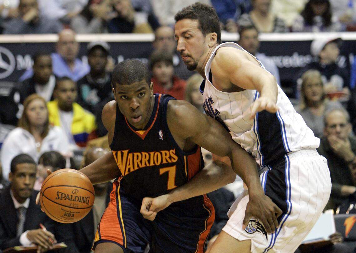 Kelenna Azubuike (7), who while with the Warriors slipped past the Magic’s Hedo Turkoglu during a game in 2008, averaged 10.5 points and 4.0 rebounds in his NBA career.
