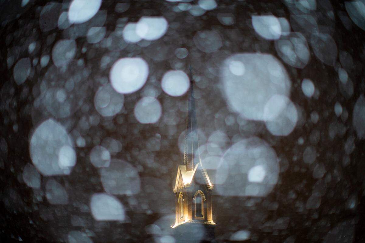 Snow falls in downtown Lexington, Ky., Wednesday, January 27, 2021. The National Weather Service has predicted a low of 20 degrees Wednesday night and a high of 32 Thursday.