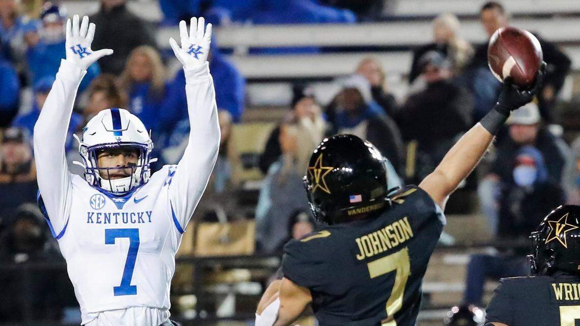 Kentucky’s Vito Tisdale (7, white) will undergo surgery for an injury that will cause him to miss the entire 2022 season.