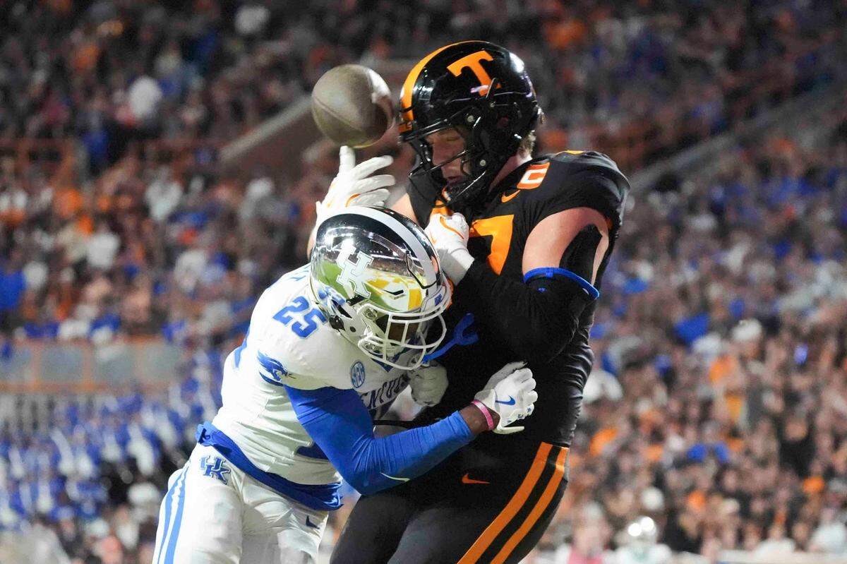 Tennessee tight end Miles Kitselman (87) drops the ball after making a catch in the end zone while defended by Kentucky defensive back Jordan Lovett (25) during a game between Tennessee and Kentucky at Neyland Stadium in Knoxville, Tenn., Saturday, Nov. 2, 2024.