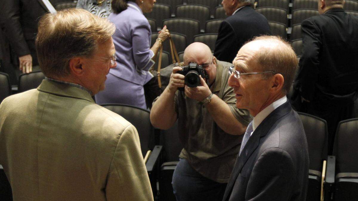 Buck Ryan, left, with the UK School of Journalism, talked to Eli Capilouto, now president of the University of Kentucky, during a faculty forum held in the Worsham Theater on the University of Kentucky campus in May 2011.  Charles Bertram | Staff