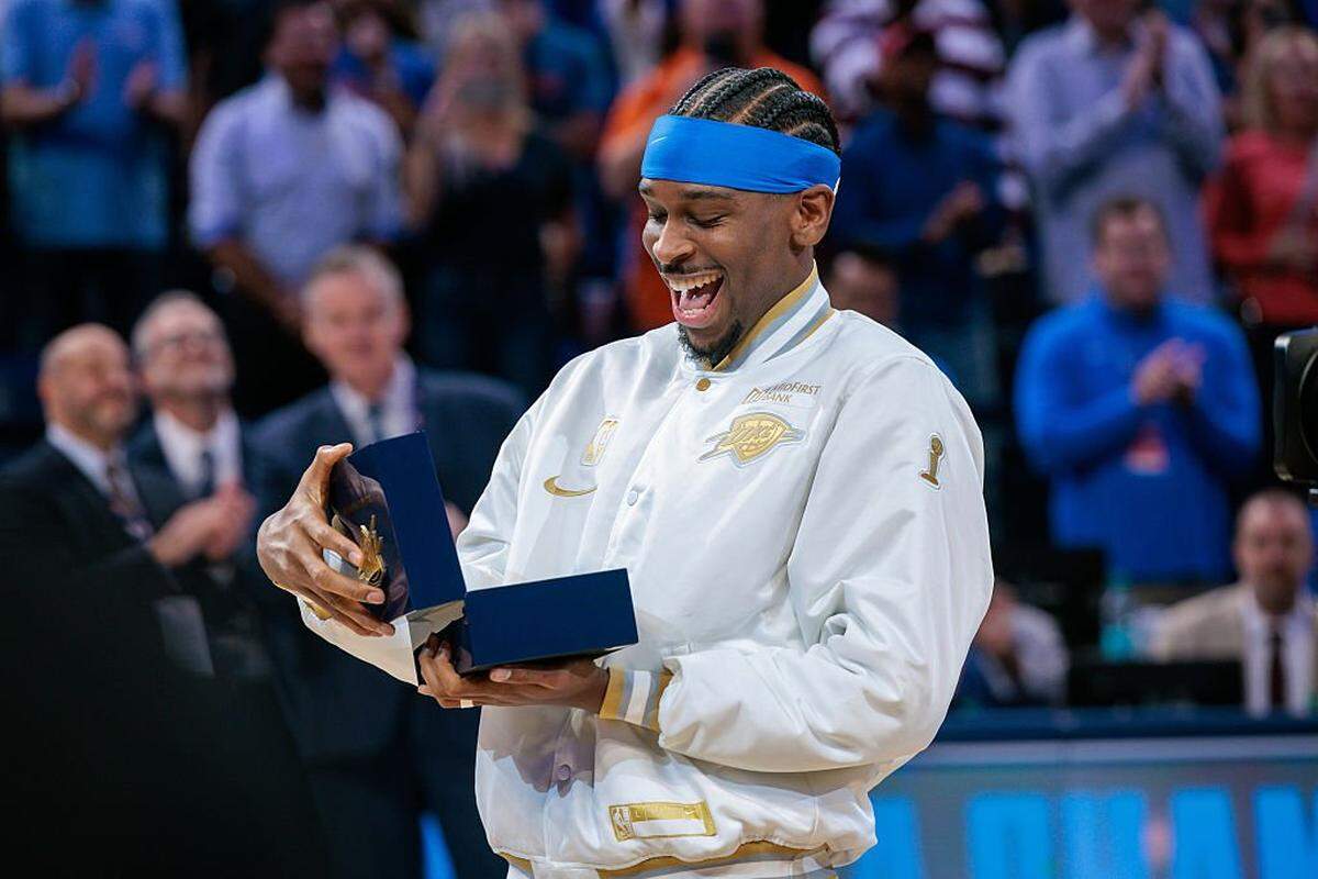 Oklahoma City Thunder star Shai Gilgeous-Alexander (2) was all smiles when he received his 2024-25 NBA championship ring on Oct. 21. 