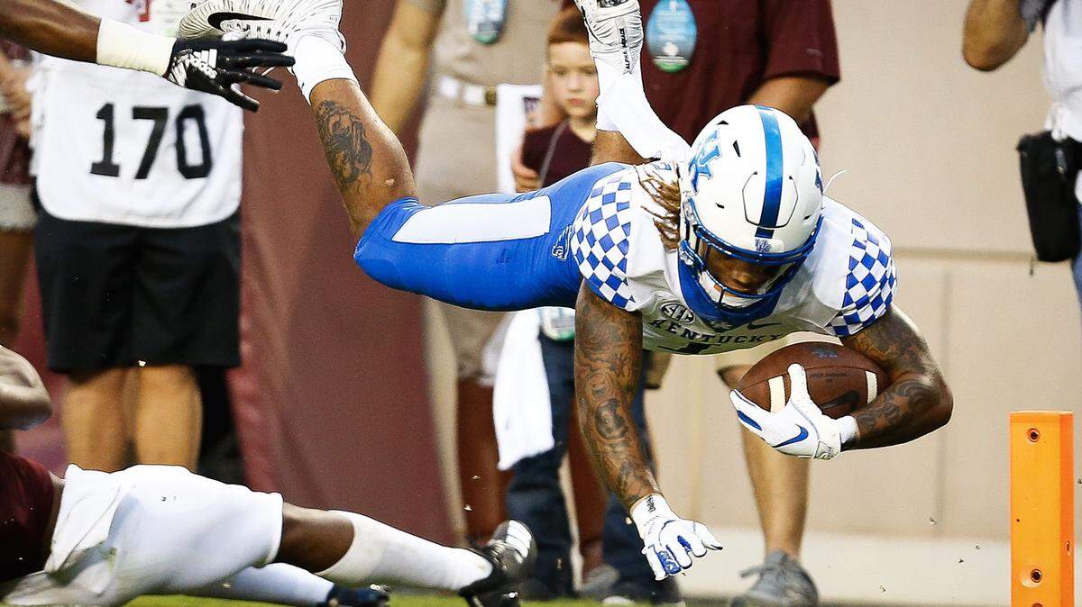 Lynn Bowden scored the first touchdown of the game.