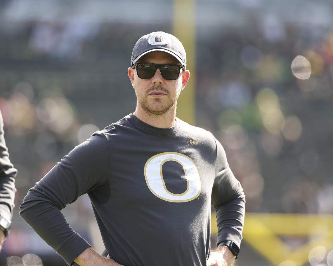 New Kentucky football coach Will Stein reportedly plans to keep coaching at Oregon through the Ducks’ playoff run.