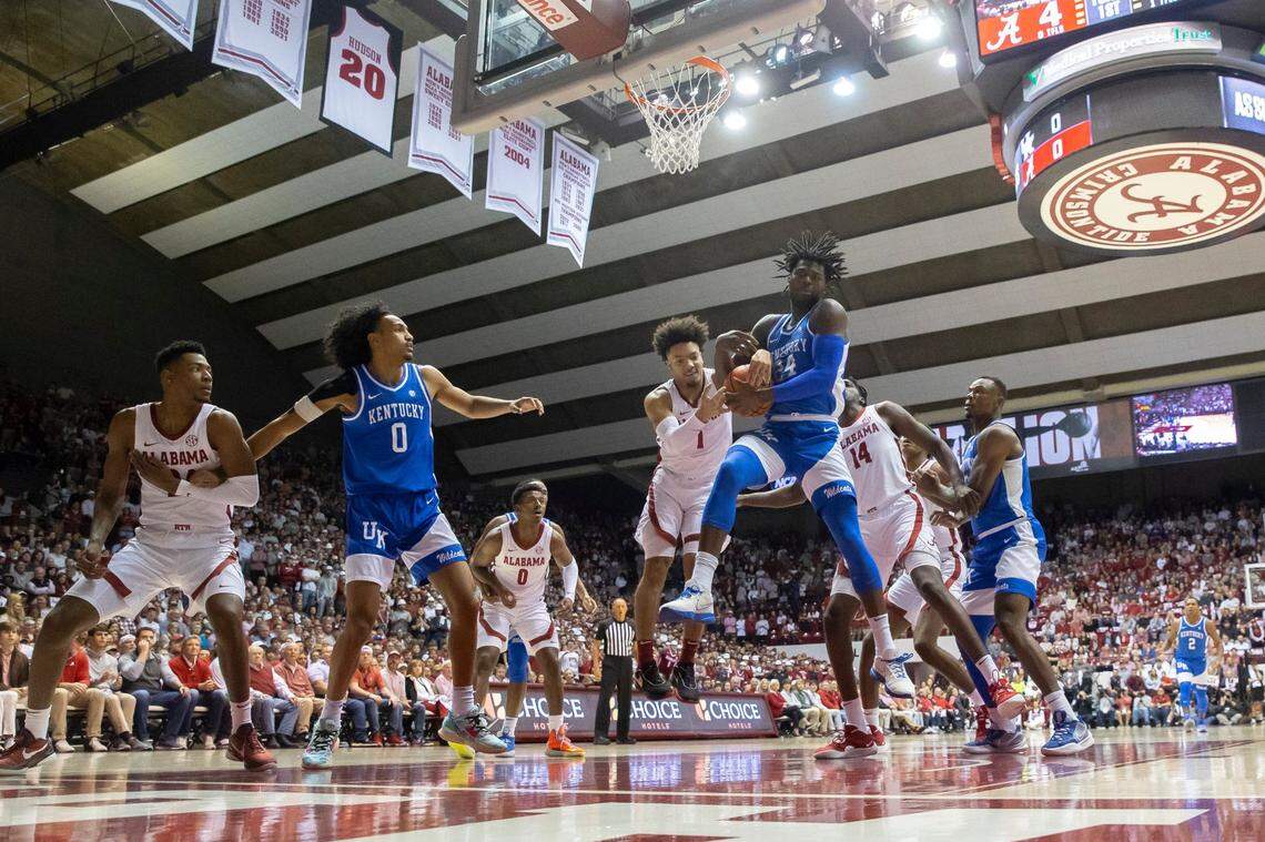 Kentucky’s Chris Livingston (24) and Alabama’s Mark Sears (1) battle for the ball during Saturday’s game at Coleman Coliseum in Tuscaloosa, Ala.
