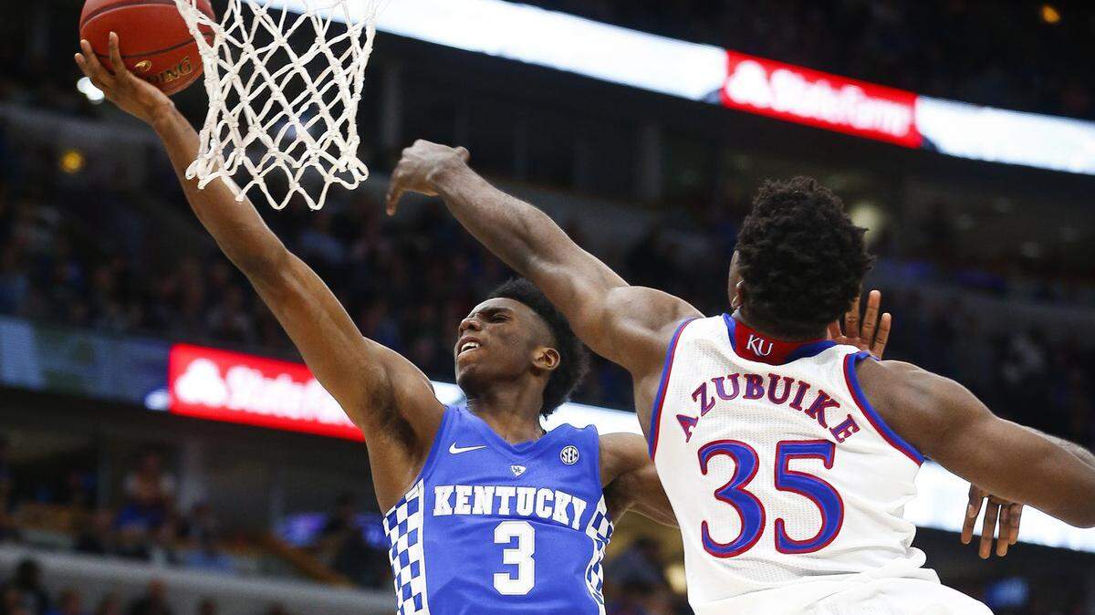 Hamidou Diallo scored past Udoka Azubuike during Kentucky's game against Kansas on Tuesday night in Chicago.
