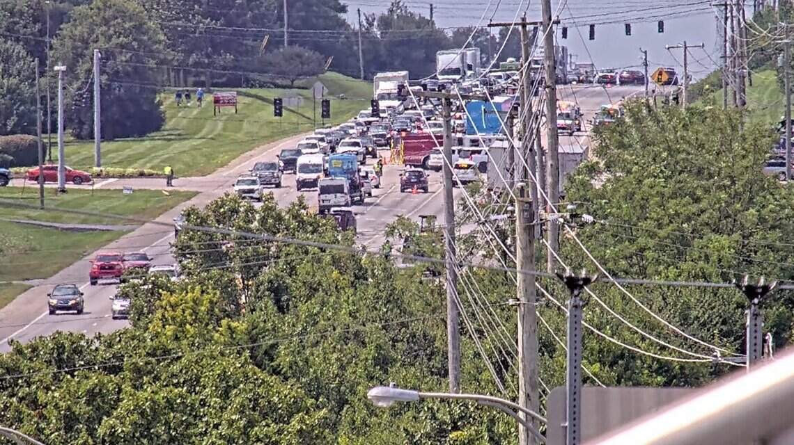 Major road in Central Kentucky closed down after serious collision