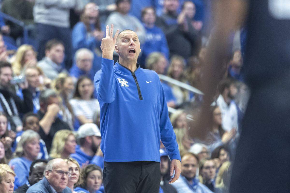 Kentucky coach Mark Pope talks to his players during athe Wildcats’ exhibition loss to Georgetown on Thursday at Rupp Arena. 