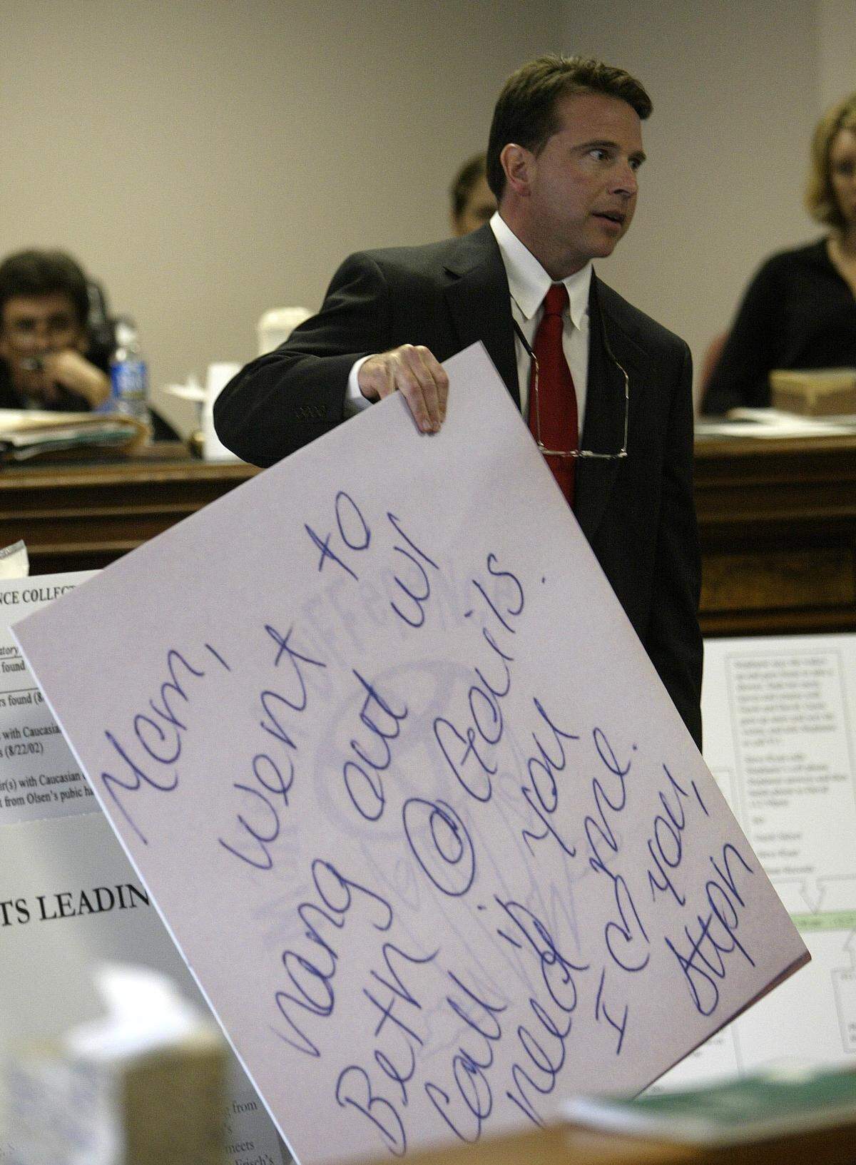 Commonwealth's attorney Gordie Shaw shows a blown-up note left at the house that Stephanie Olson left for her mother the night of the murder, photographed on Thursday, May 26, 2005, in Georgetown, Ky. Mark Cornelison/Staff