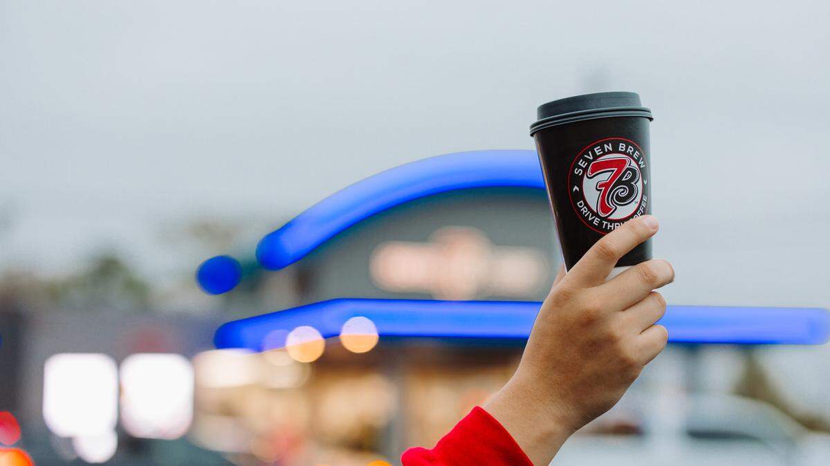 7 Brew, a drive-thru coffee kiosk chain that started in Arkansas, is opening its first Lexington-area location on May 22.