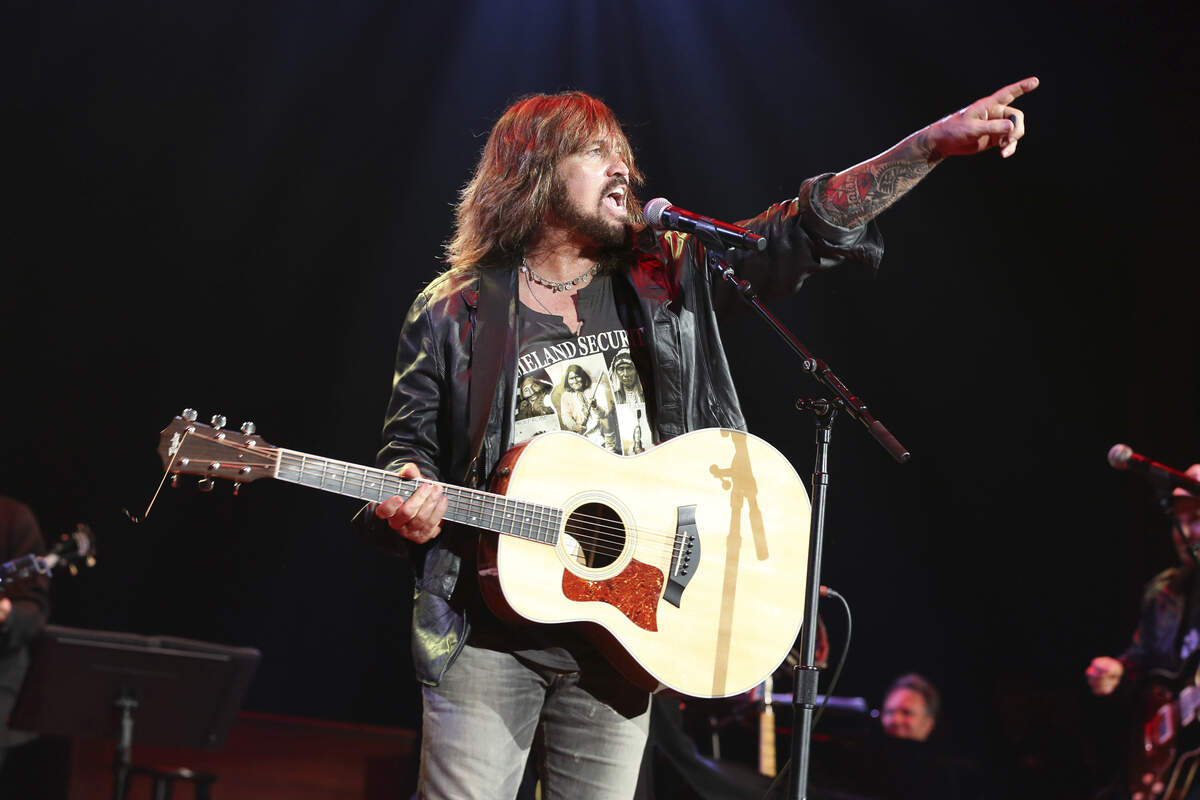 Flatwoods native Billy Ray Cyrus will be inducted into the Kentucky Music Hall of Fame May 11.