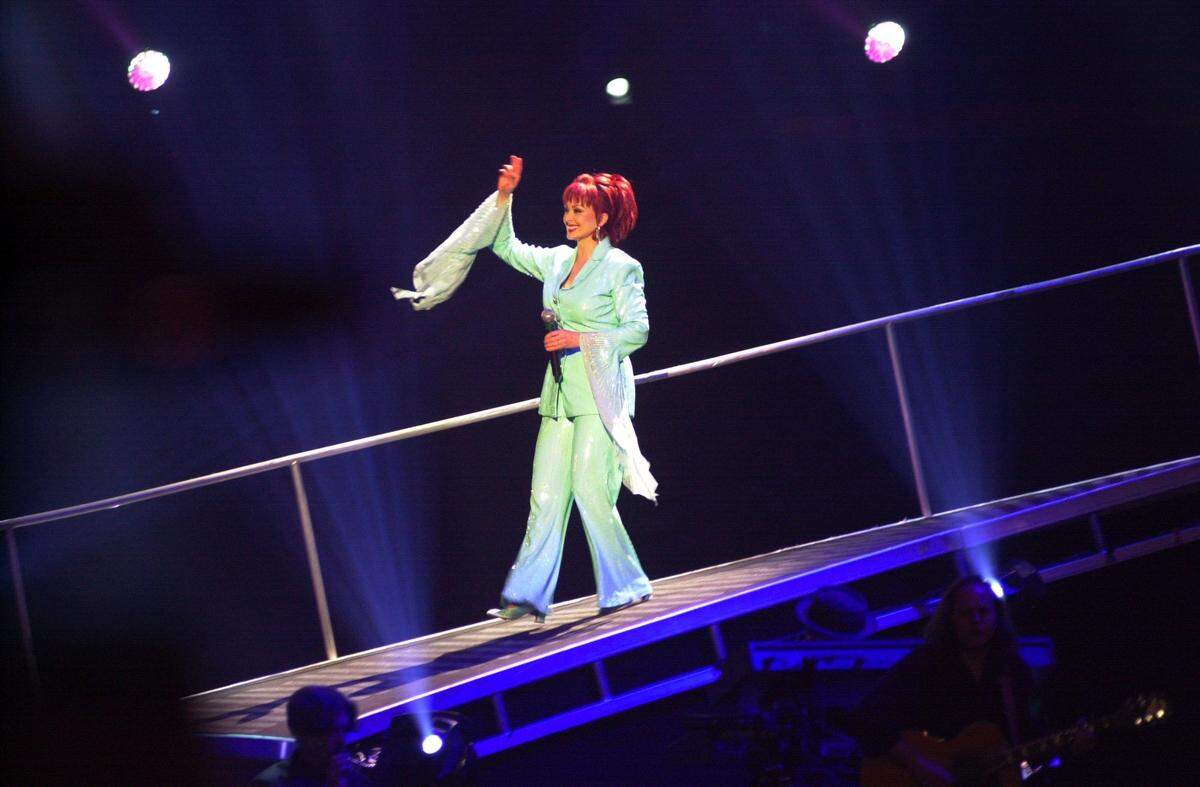 Naomi Judd, waved to the crowd as she entered Rupp Arena in 2000.